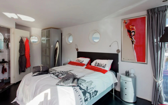 A Bed & Breakfast on a Splendid Houseboat