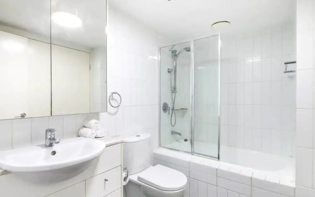 Amazing Brisbane CBD 2 Bedroom Apartment With River Views