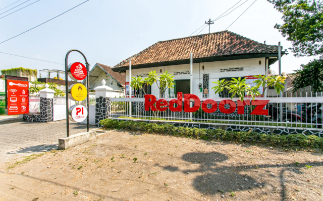 RedDoorz Plus near Taman Sari 2