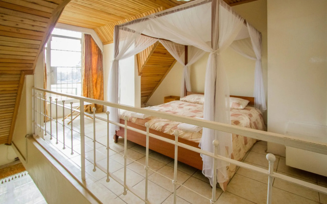 Harlequin Suites Hotel