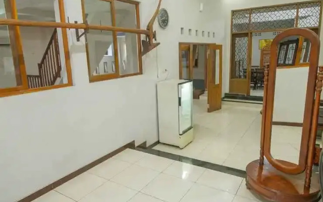OYO 1306 Kraton Mas Family Residence