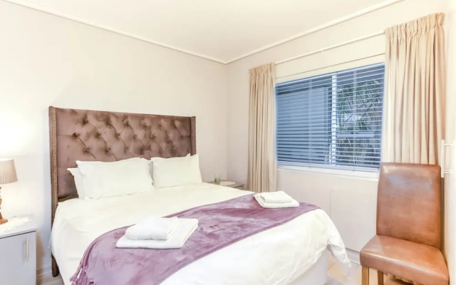 Lagoon Beach by  Cape Town Holiday Apartments