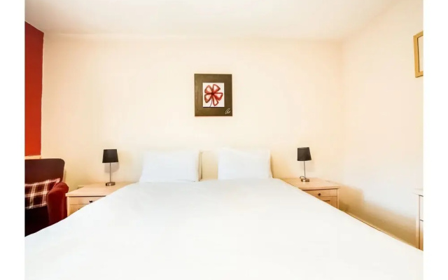 OYO LBH Avon Court