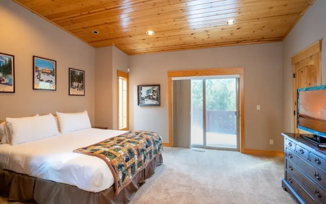 Hillside Mountain Creek Haven 4 Bedroom Home