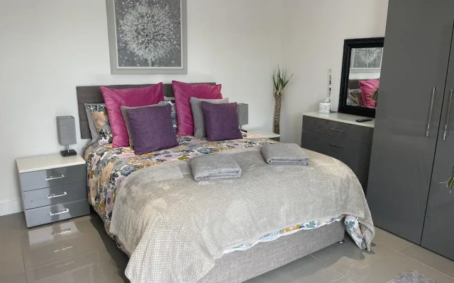 5 Bed House-sleeps 14-hot Tub-bar-garden-parking