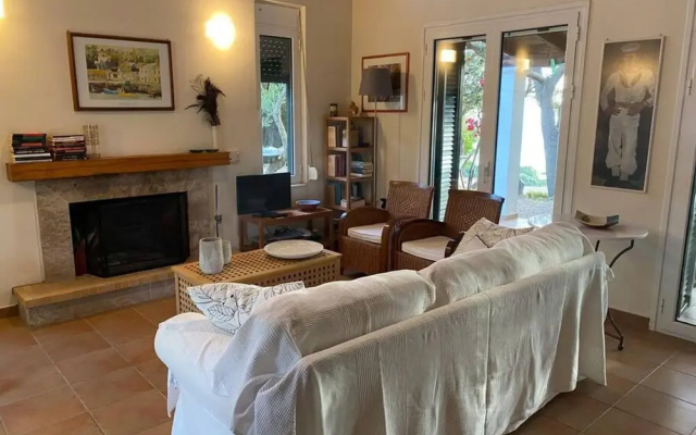 Secluded Seaside Villa w Garden Sea-sunset View