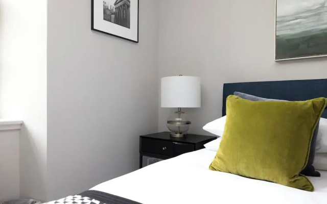 Stylish 2-bed flat in New Town
