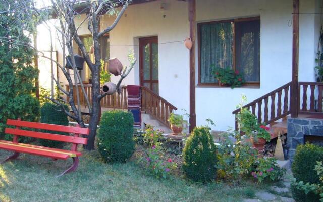Отель Guest House With The Wooden Plough Велико Тырново вид на фасад