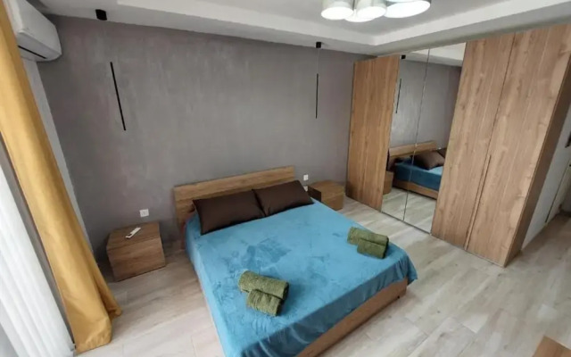 Modern 3BR Apt With Large Balcony