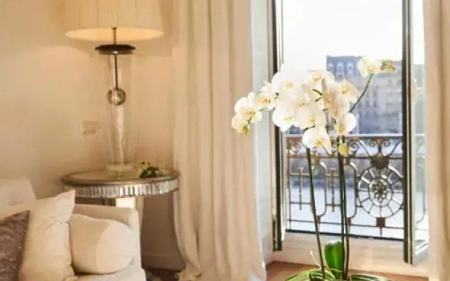 Deluxe Apt-Views to historic Maria Cristina Hotel