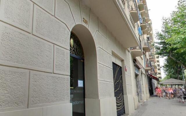 Апартаменты Barcelona Apartment Viladomat вид на фасад