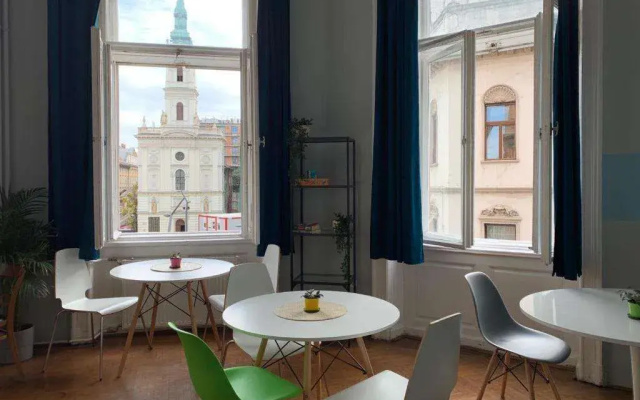 2B Hostel & Rooms