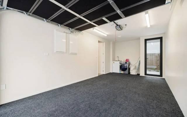 Spacious 3 Bedroom Townhouse - Close to Stadium