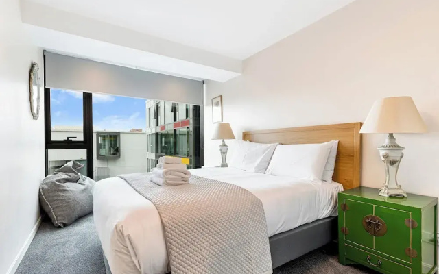 Zodiak Stays: Cozy CBD 2BR Near Top Dining Spots