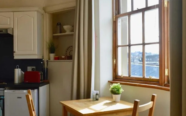 Sophisticated and Bright One Bed in Leith
