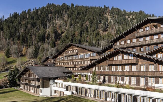 Отель HUUS Gstaad вид на фасад