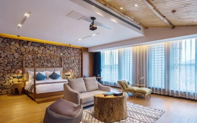 Live and Life Hotel
