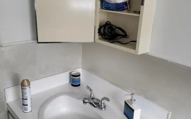 Downtown apartment next to highway netflix+wifi