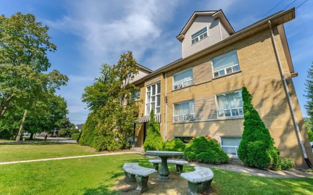 Private 2bdrm Unit With Ensuite Laundry - U5A