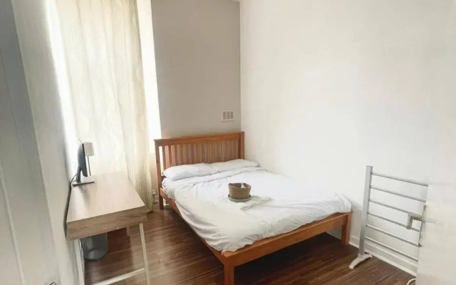 2 Bed Flat - Sleeps 4 - Parking - Wifi