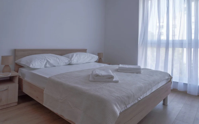 Spacious apt few min Walk to old Town and Beach