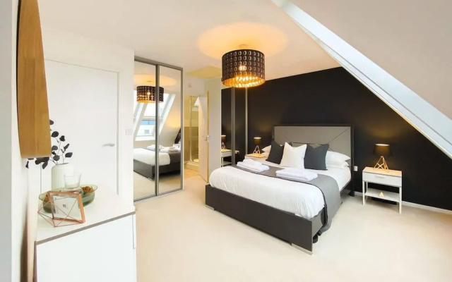Stunning 4 Bed House With Cinema Room & Parking