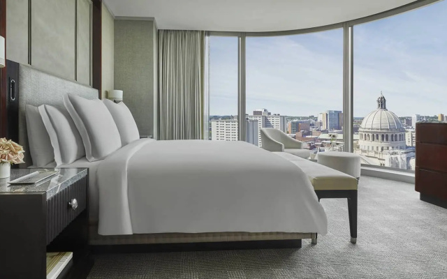 Отель Four Seasons One Dalton Street, Boston