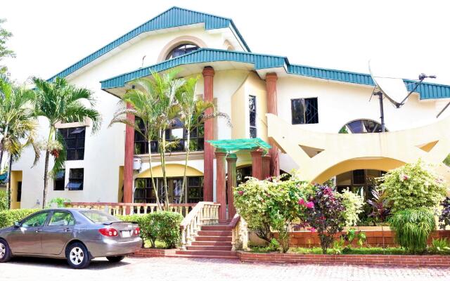 Отель Tourist Castle Hotel and Suites Нигерия, Калабар - отзывы, цены и фото номеров - забронировать отель Tourist Castle Hotel and Suites онлайн вид на фасад