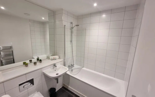 Trafford Suite Modern 1 bed With Cinema Room