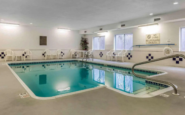 Comfort Inn & Suites East Moline near I-80
