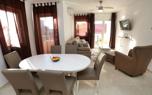 Lovely 2-bed Apartment in Okrug Gornji