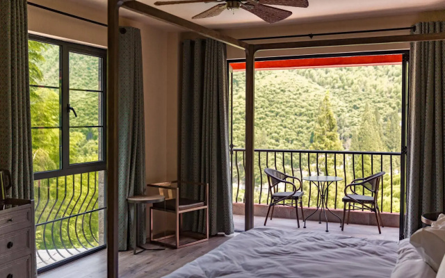 Arcadia Resorts
