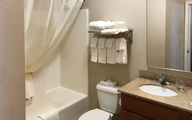 Candlewood Suites Waterloo- Cedar Falls
