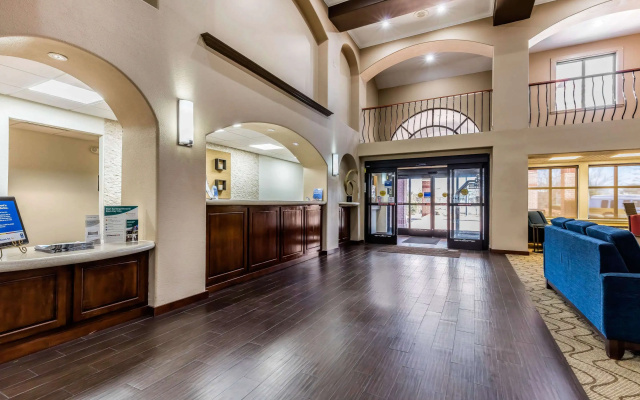 Comfort Inn & Suites Airport - American Way