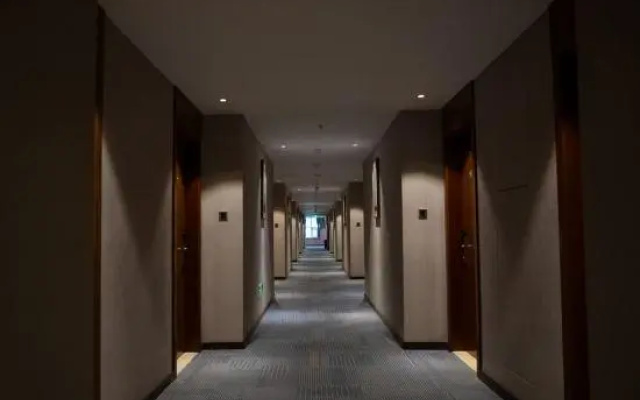 Heyi Hotel– Karamay Bairui Square Petroleum Mansion Branch