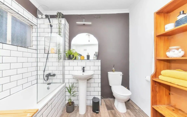 Modern and Stylish 2 BD House in Claremont
