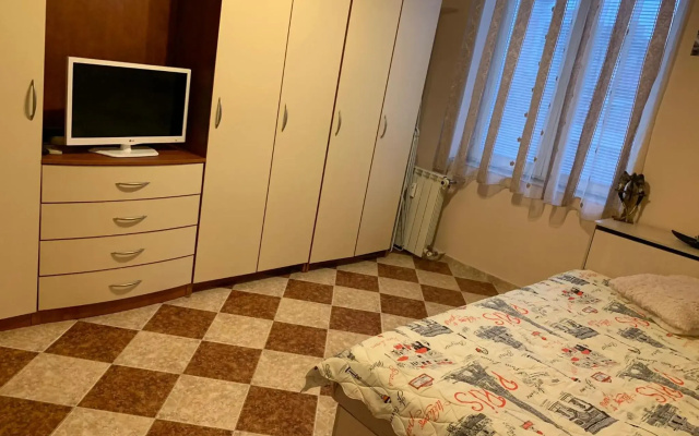 Fantastic 2 Bedroom Apartment - Top Center