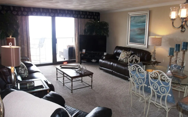 Club Regency in Regency Towers