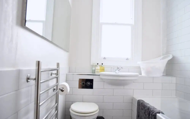 Spacious 2 Bedroom Family Home in Earlsfield