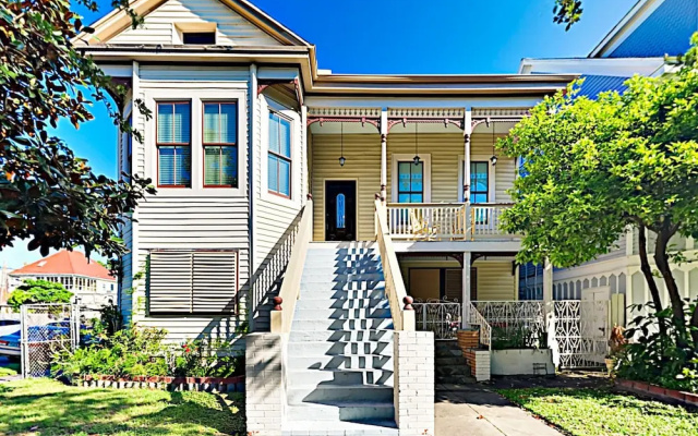 Renovated Historical - 2 Br Apts