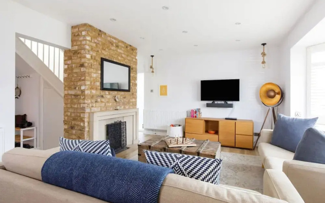 Coastal Retreat for 6 Close to Beaches