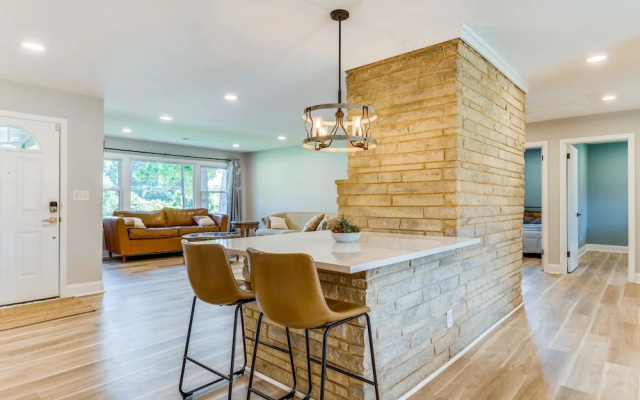 Charming Charlotte Home: 2 Mi to Downtown!