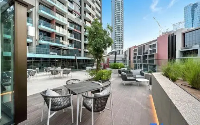 Modern 1BR Apartment with Burj Khalifa View