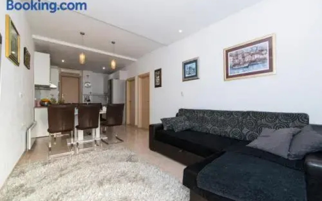 Family friendly apartment, great for children, huge yard and lots of toys