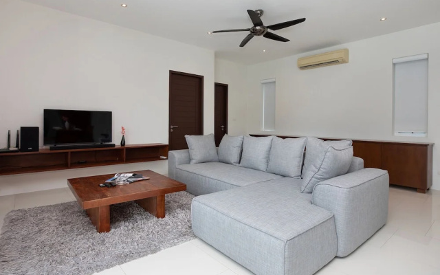 Miami-Style 2BR Pool Villa Janine Kamala