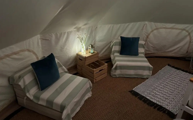 Spacious Bell Tent at Herigerbi Park, Lincolnshire