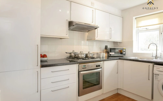 Spacious 6 Bed Home with Parking