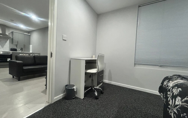 Private Luxury Apartment - Free Parking & Wi-fi