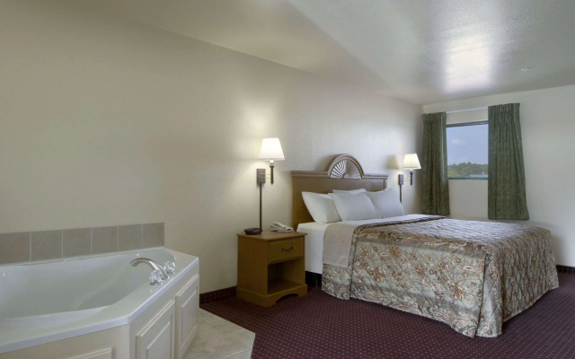 Days Inn by Wyndham Centre