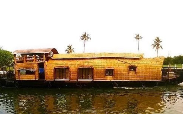 Royal Life Houseboat
